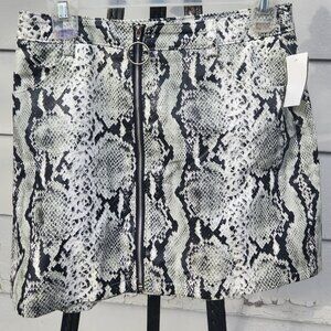 Sexy little Wild Honey - faux leather snake skin skirtwith front zipper & pocket